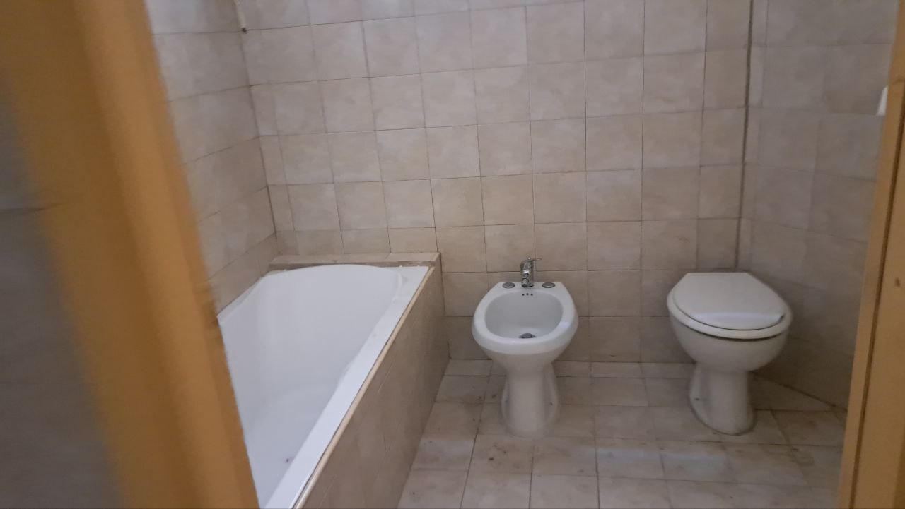 Via Cassarà, casa con 2 ingressi, salone e 2 bagni