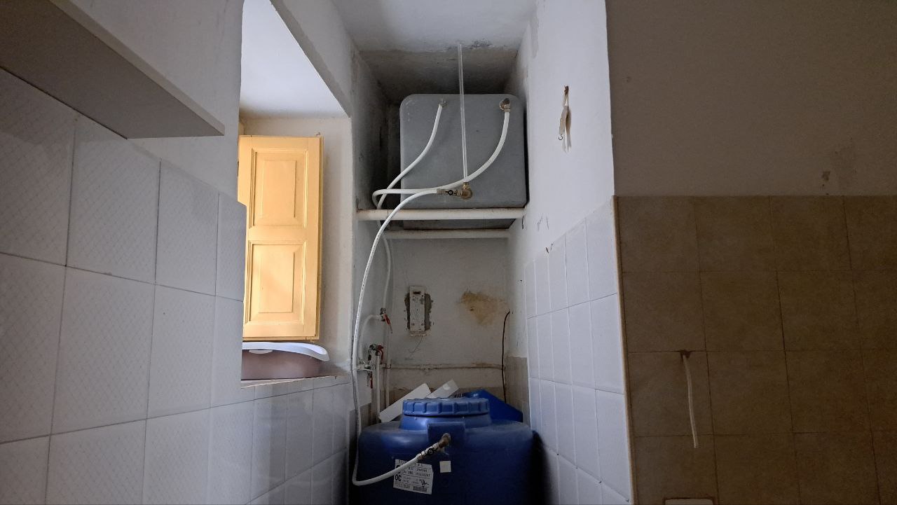 Via Cassarà, casa con 2 ingressi, salone e 2 bagni