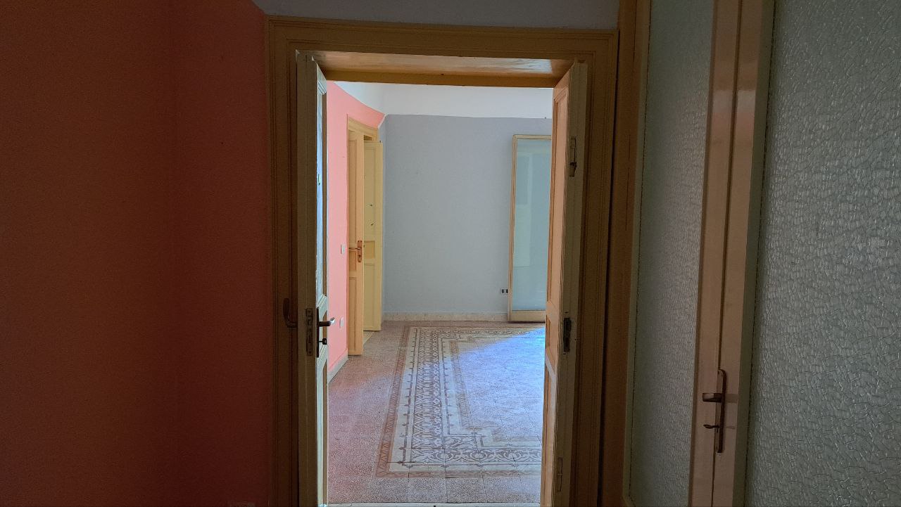 Via Cassarà, casa con 2 ingressi, salone e 2 bagni