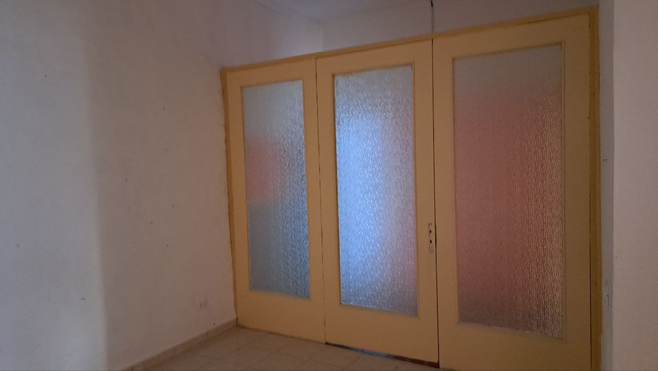 Via Cassarà, casa con 2 ingressi, salone e 2 bagni