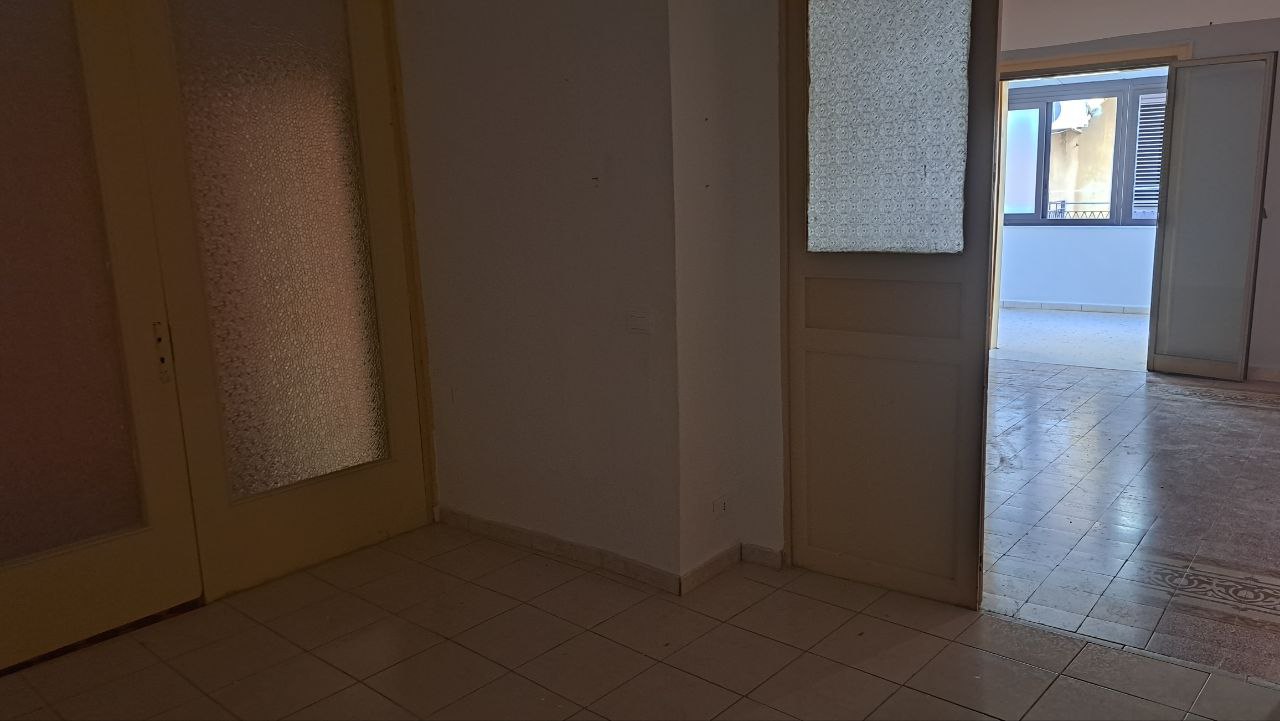 Via Cassarà, casa con 2 ingressi, salone e 2 bagni