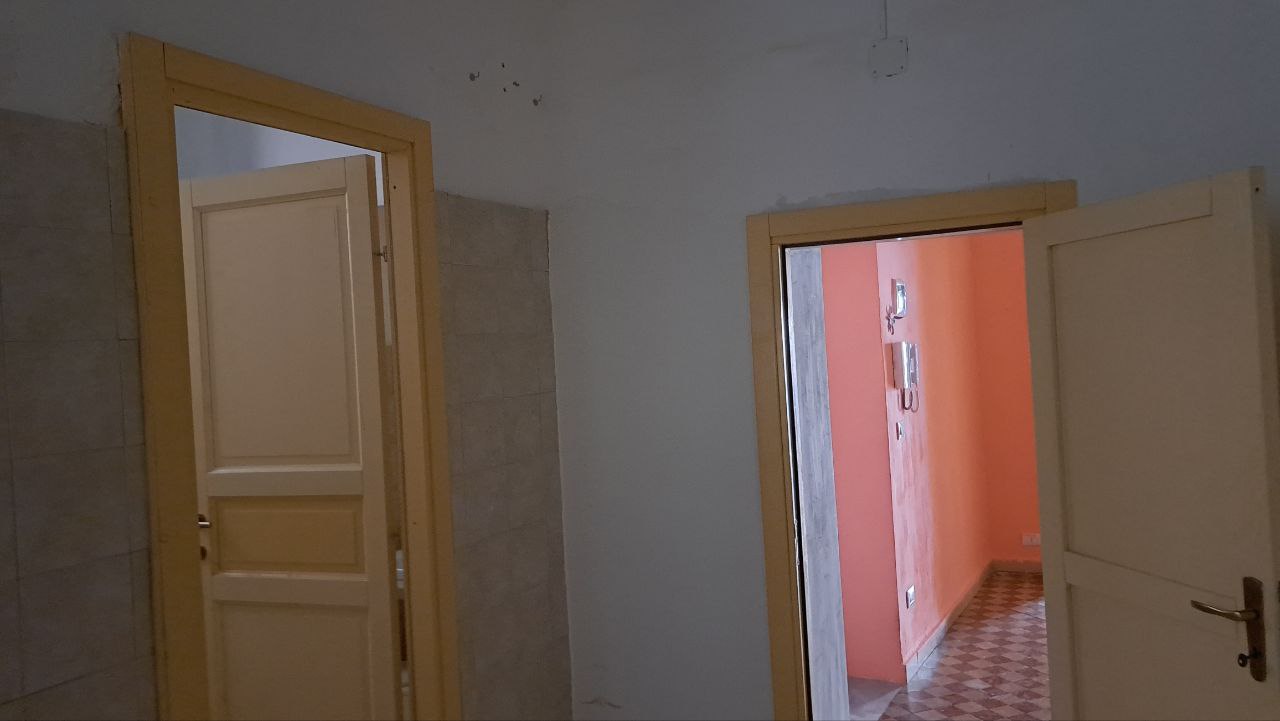 Via Cassarà, casa con 2 ingressi, salone e 2 bagni