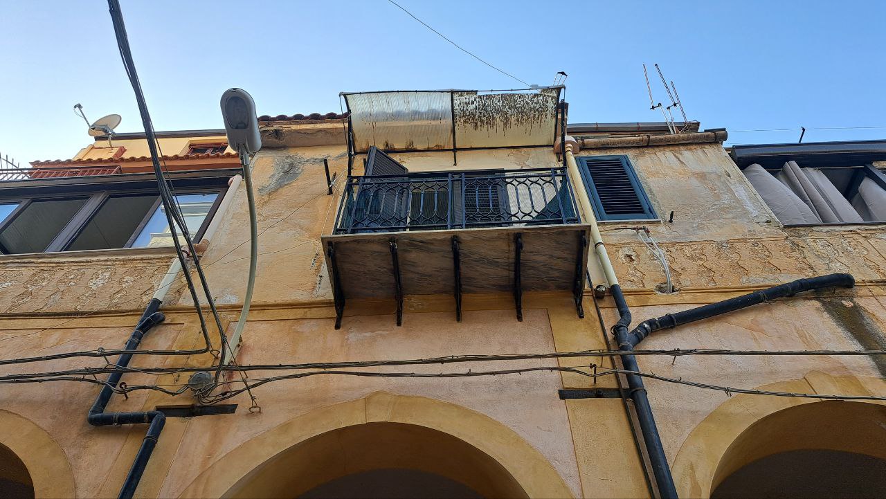 Via Cassarà, casa con 2 ingressi, salone e 2 bagni