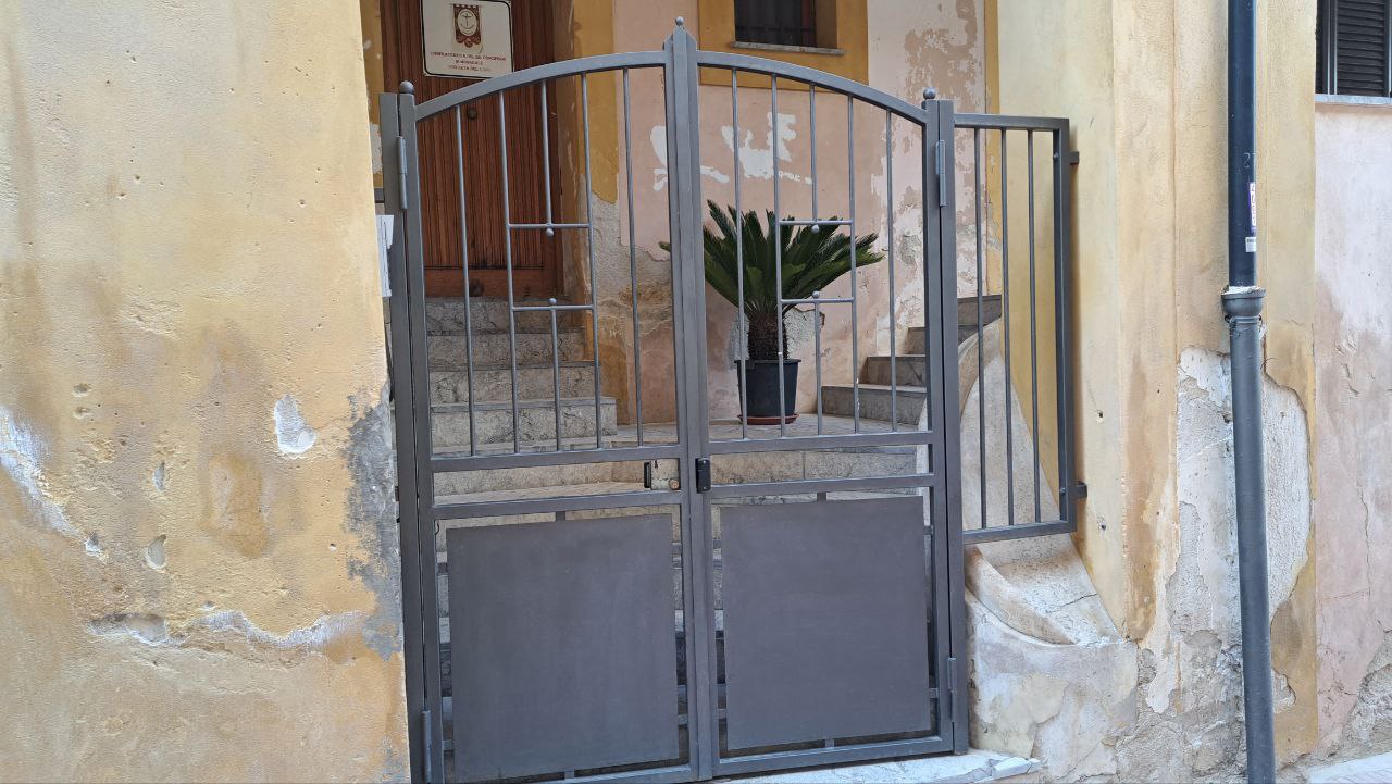 Via Cassarà, casa con 2 ingressi, salone e 2 bagni