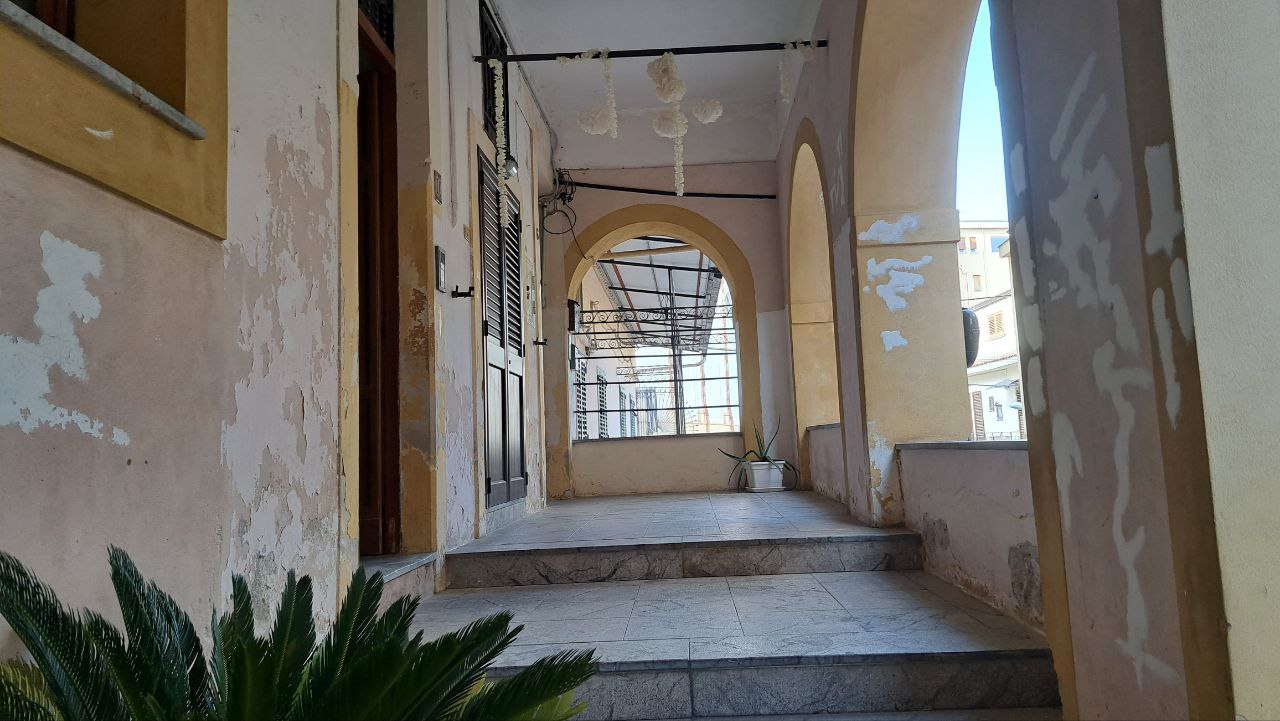 Via Cassarà, casa con 2 ingressi, salone e 2 bagni