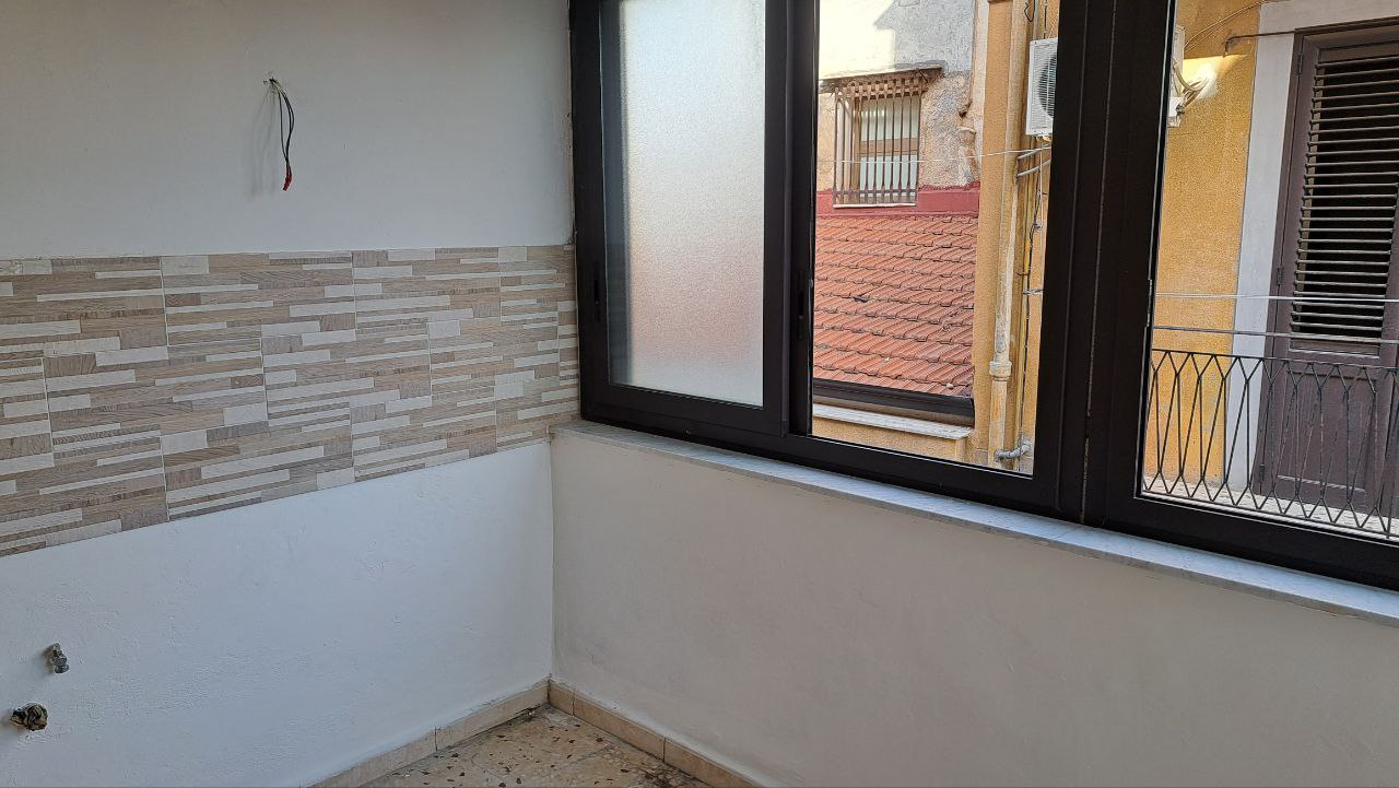 Via Cassarà, casa con 2 ingressi, salone e 2 bagni