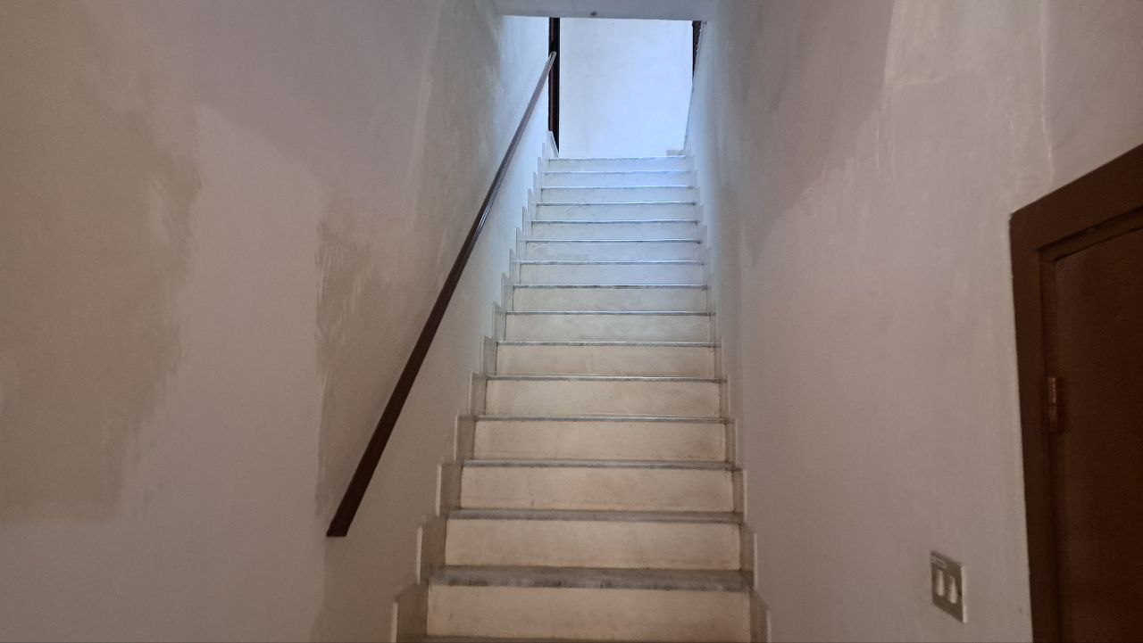 Via Cassarà, casa con 2 ingressi, salone e 2 bagni