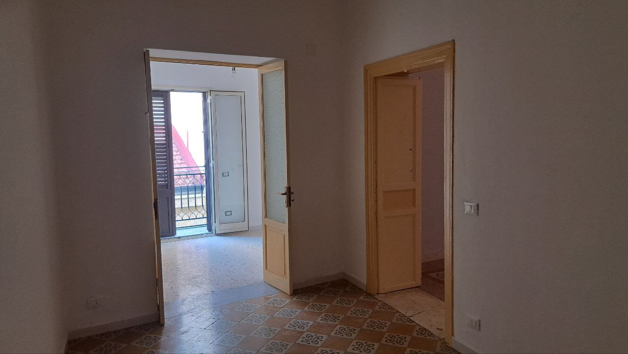 Via Cassarà, casa con 2 ingressi, salone e 2 bagni