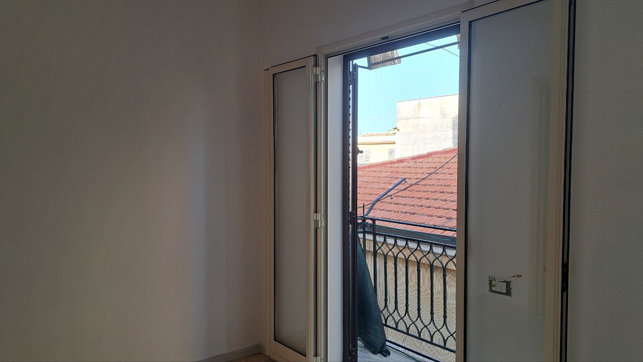 Via Cassarà, casa con 2 ingressi, salone e 2 bagni