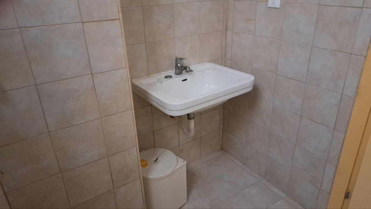 Via Cassarà, casa con 2 ingressi, salone e 2 bagni