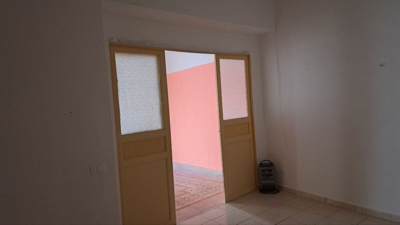 Via Cassarà, casa con 2 ingressi, salone e 2 bagni