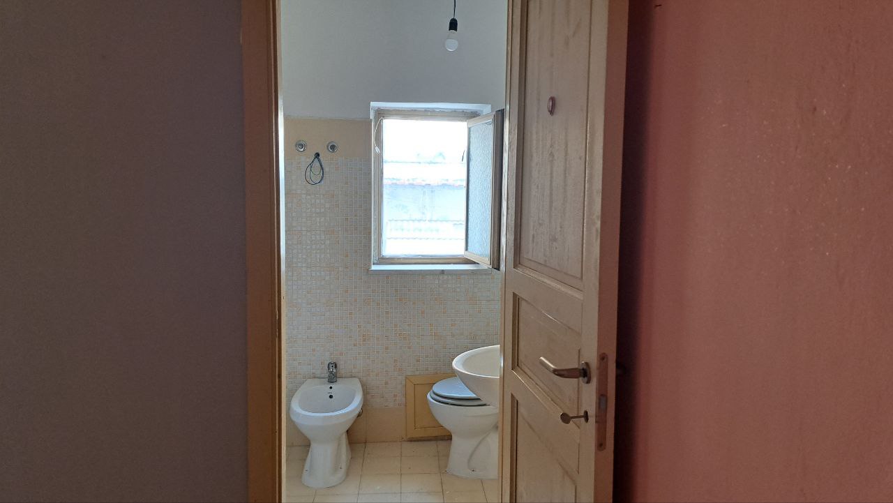 Via Cassarà, casa con 2 ingressi, salone e 2 bagni