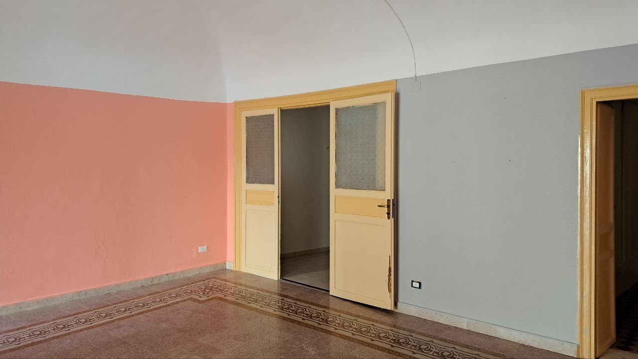 Via Cassarà, casa con 2 ingressi, salone e 2 bagni