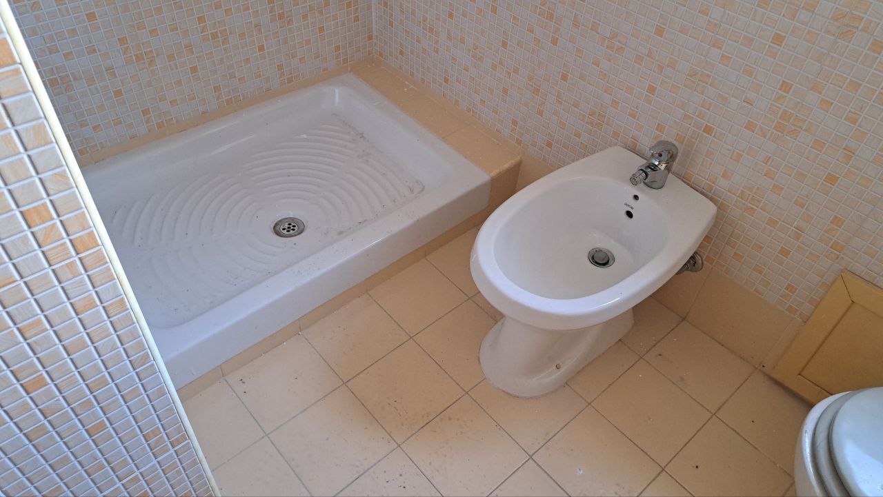 Via Cassarà, casa con 2 ingressi, salone e 2 bagni