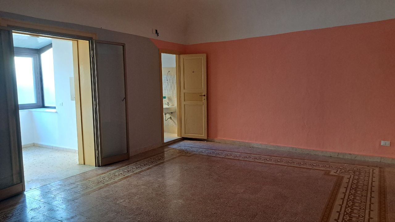 Via Cassarà, casa con 2 ingressi, salone e 2 bagni