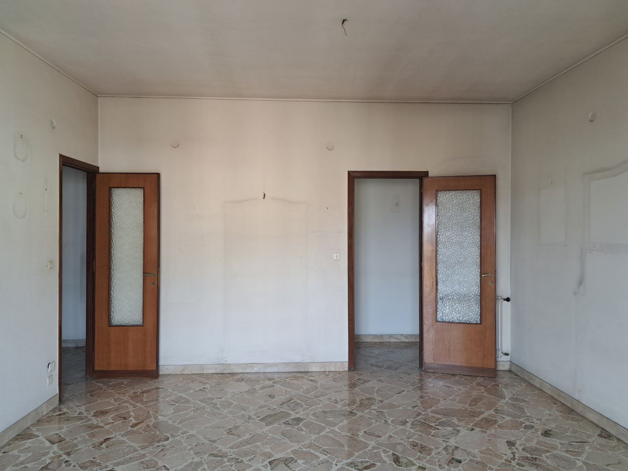 Viale delle Alpi grande abitazione con 2 ingressi