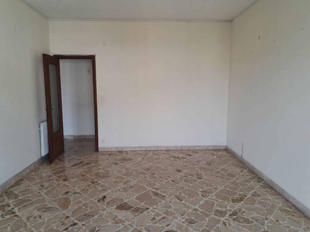 Viale delle Alpi grande abitazione con 2 ingressi
