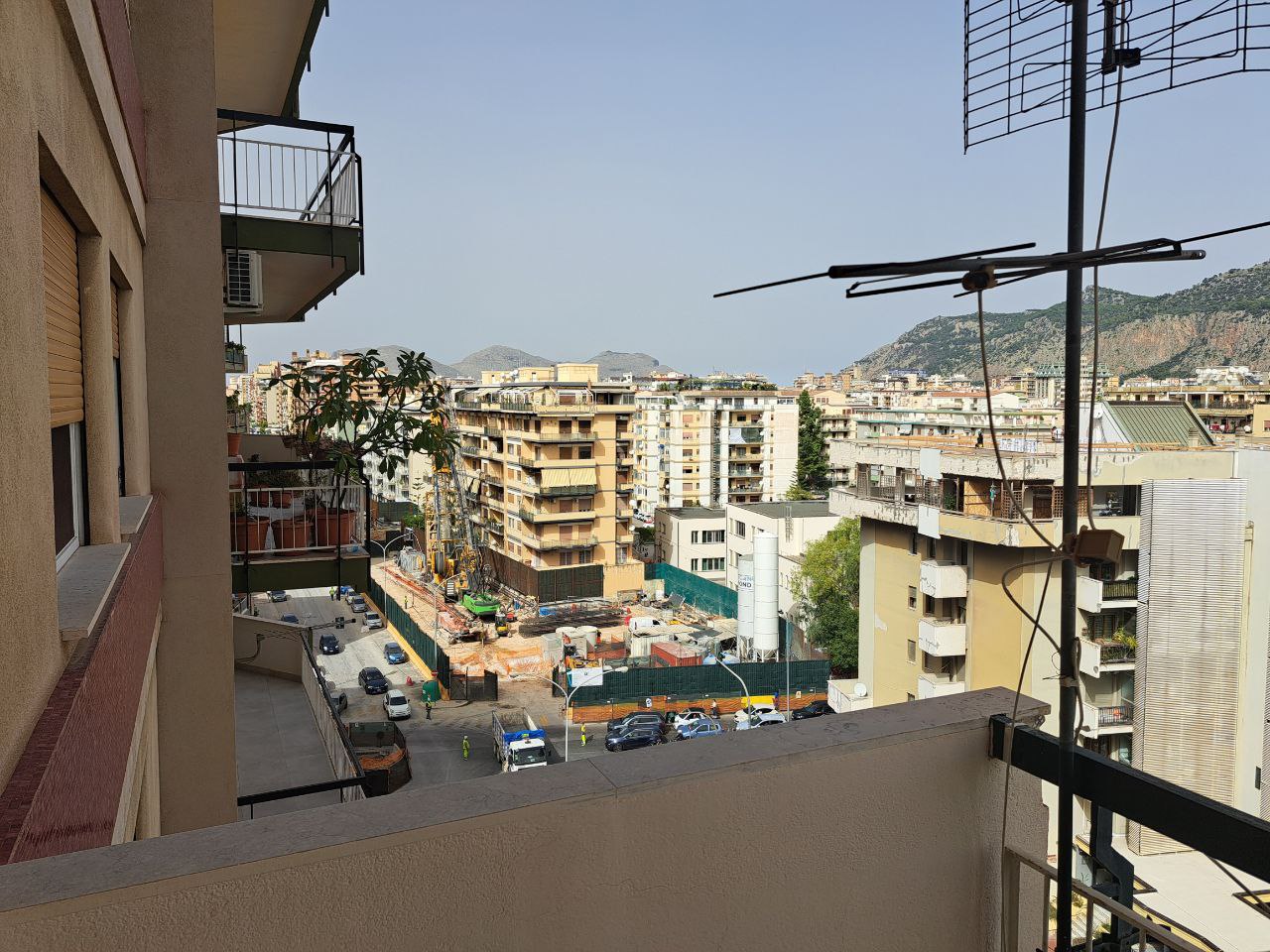 Viale delle Alpi grande abitazione con 2 ingressi