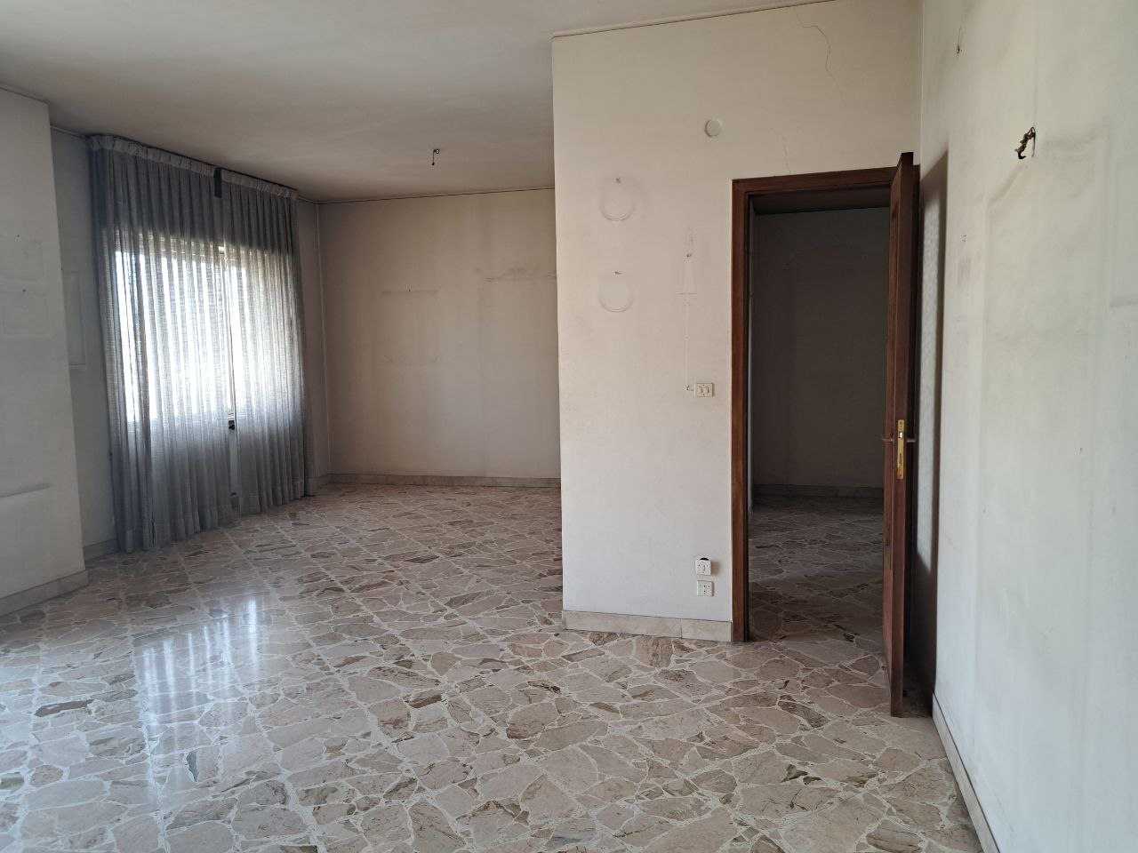 Viale delle Alpi grande abitazione con 2 ingressi