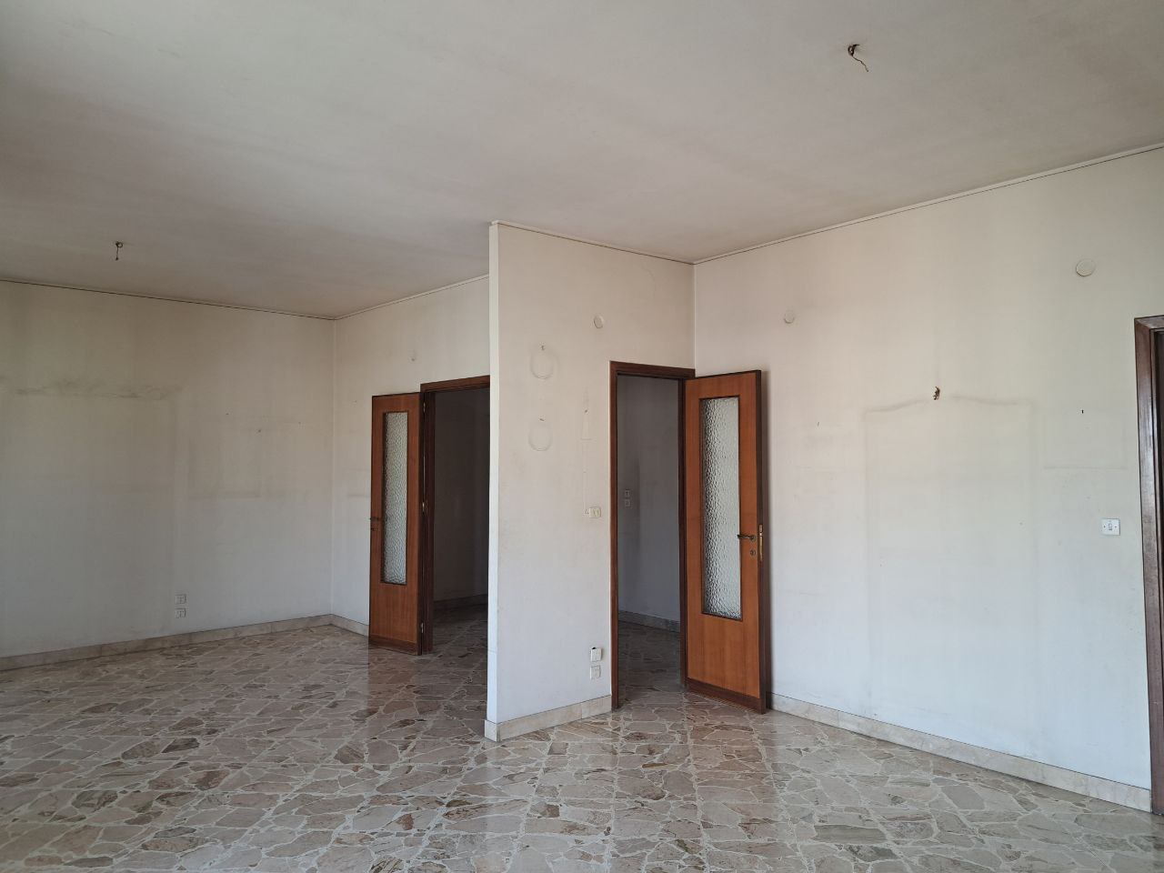 Viale delle Alpi grande abitazione con 2 ingressi