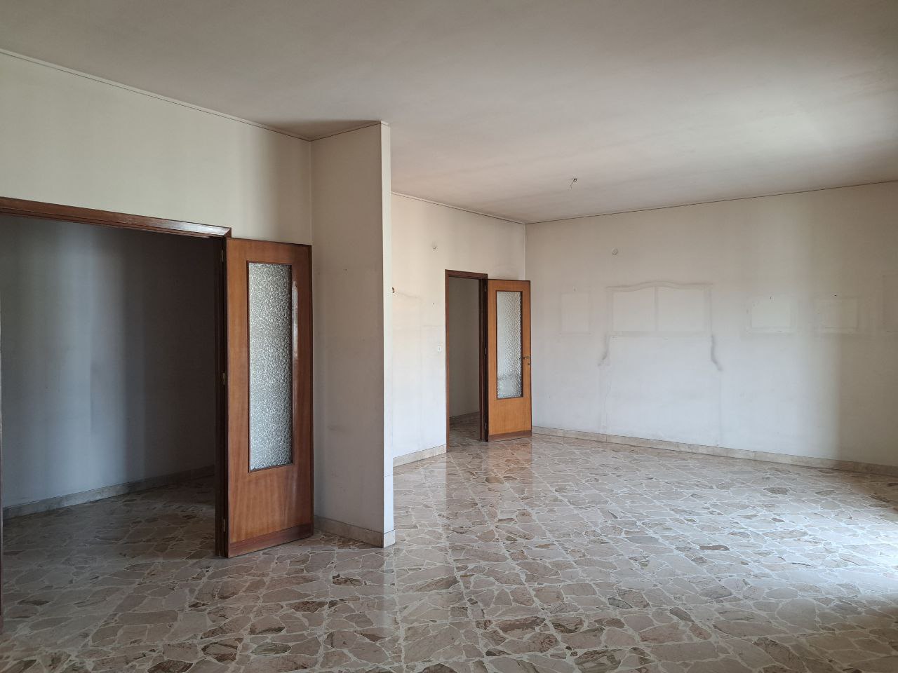 Viale delle Alpi grande abitazione con 2 ingressi