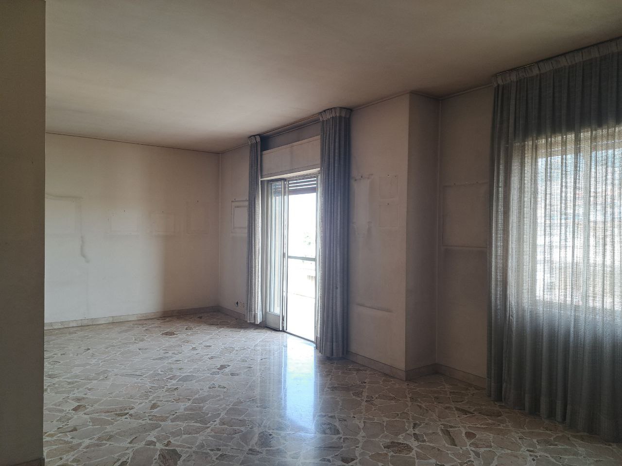Viale delle Alpi grande abitazione con 2 ingressi