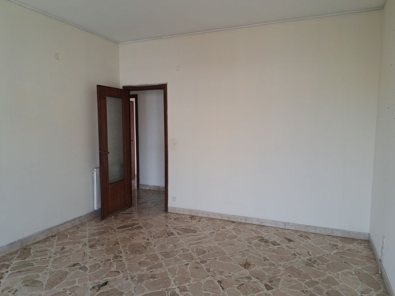 Viale delle Alpi grande abitazione con 2 ingressi