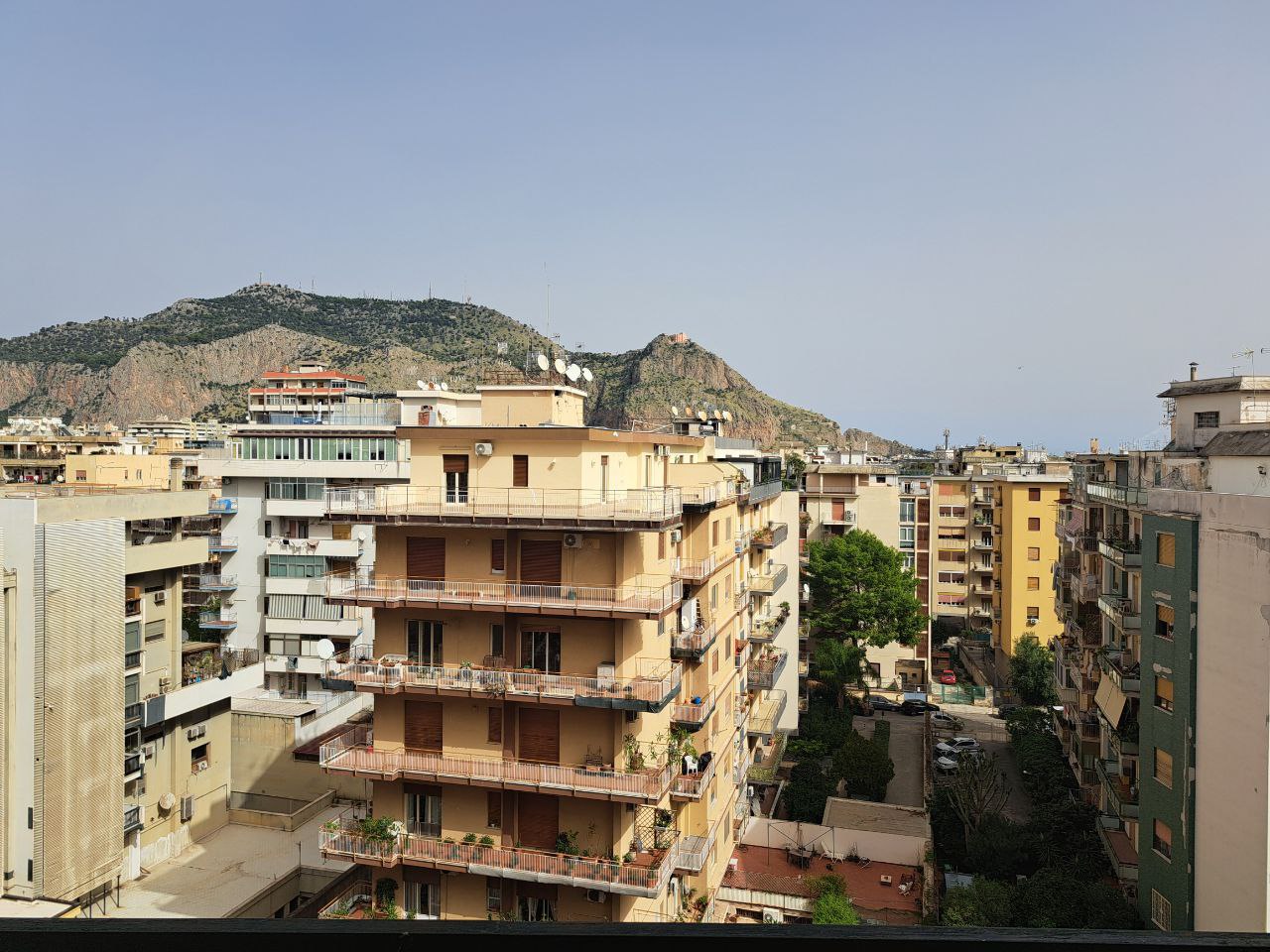 Viale delle Alpi grande abitazione con 2 ingressi