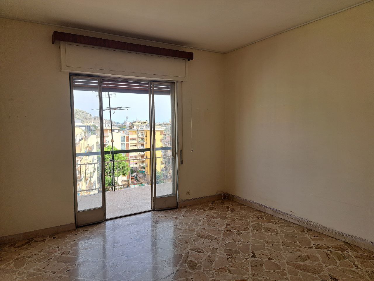 Viale delle Alpi grande abitazione con 2 ingressi
