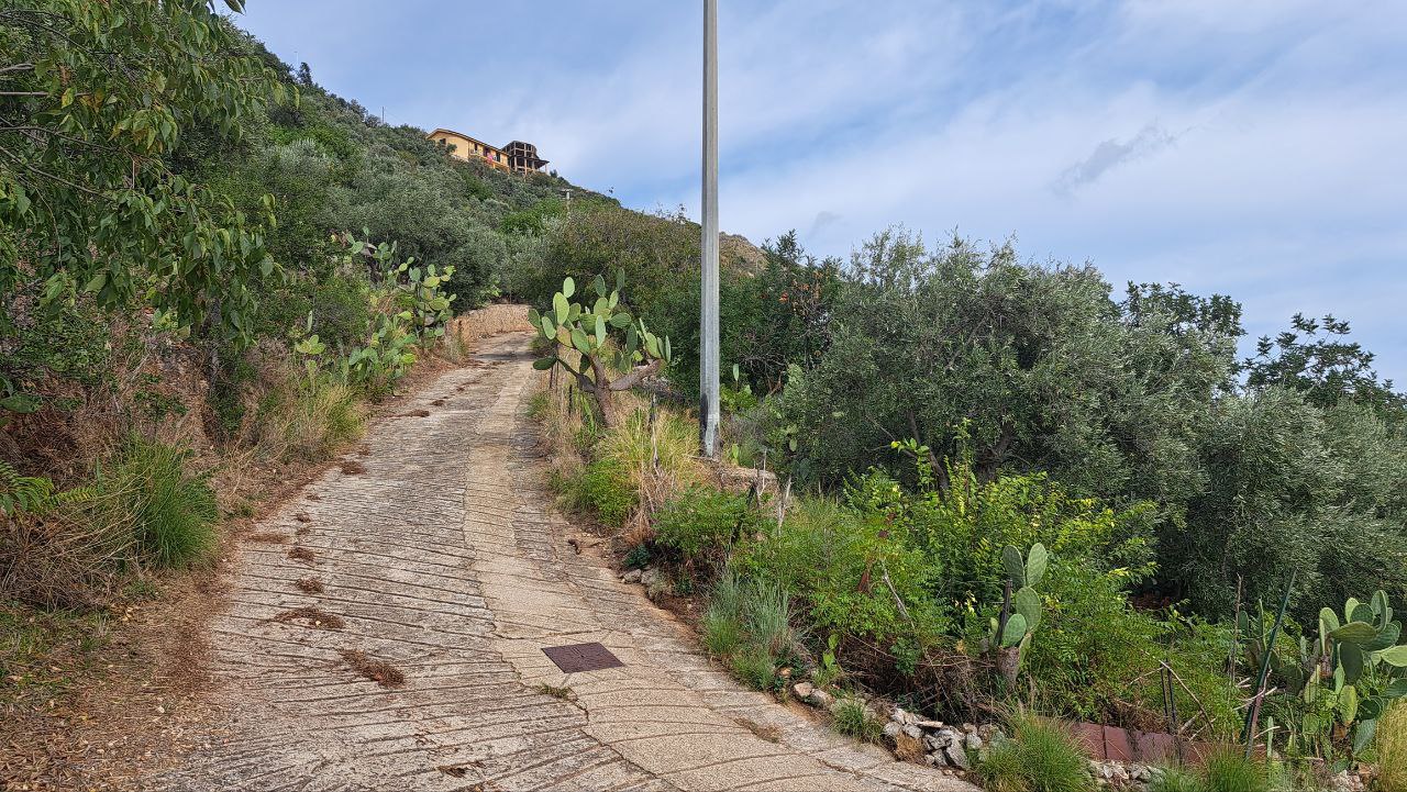 C.da Caputo, panoramico terreno alberato carrabile