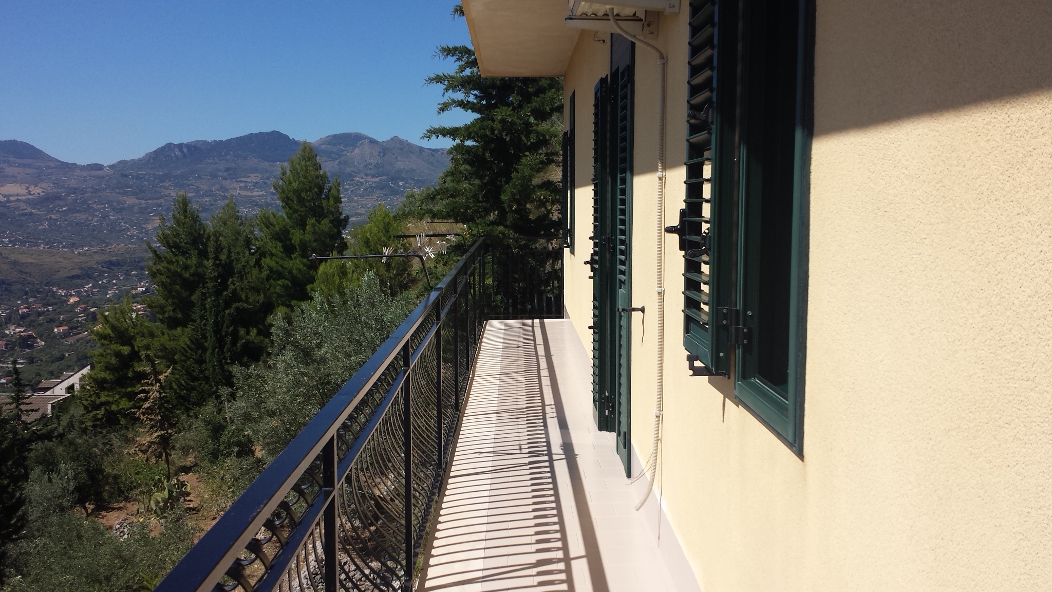 Via Regione Siciliana, villino con grande terrazzo