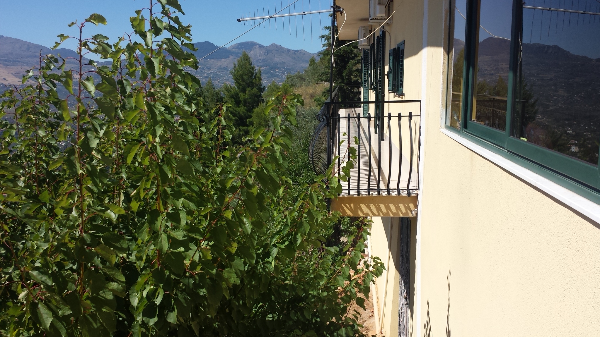 Via Regione Siciliana, villino con grande terrazzo