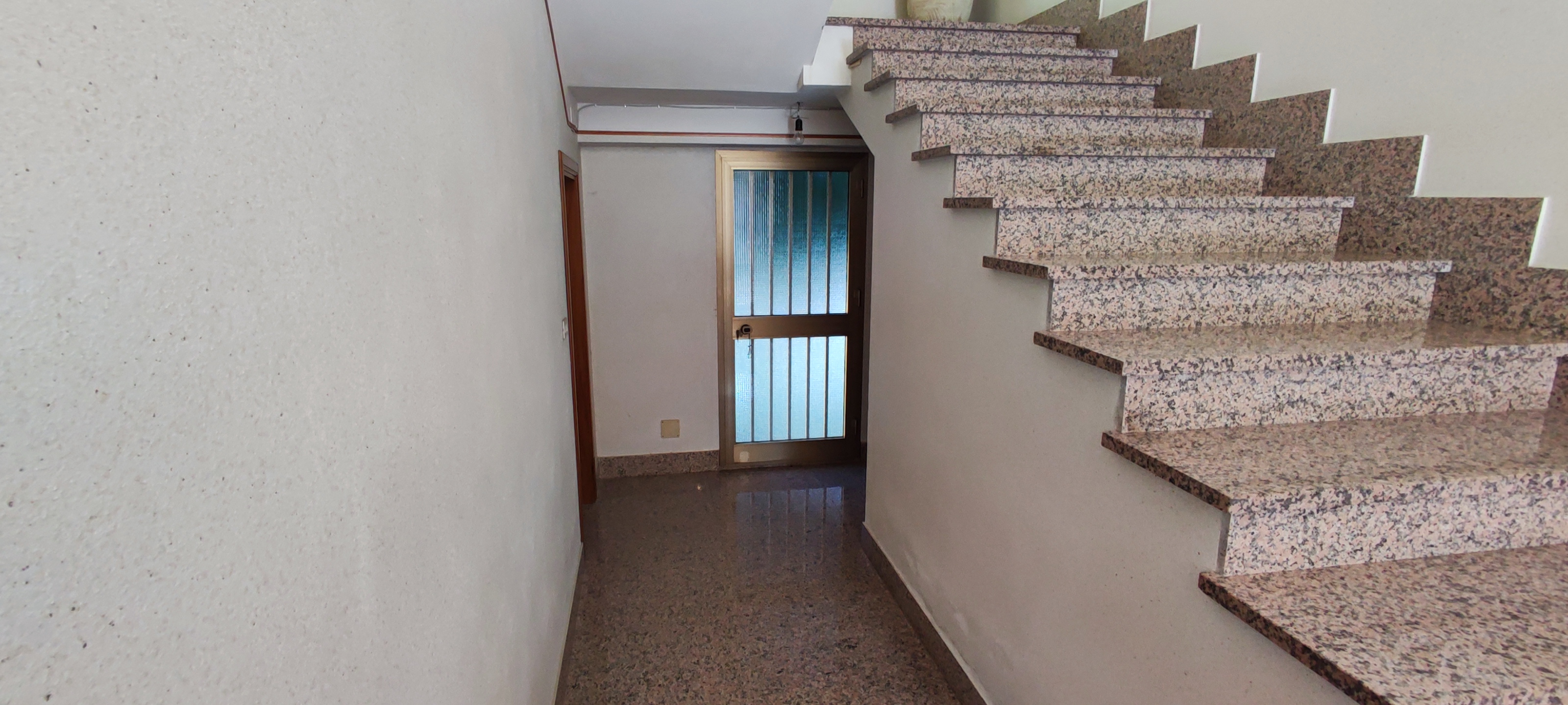 Villa bifamiliare con giardino a Girifalco - anteprima 11
